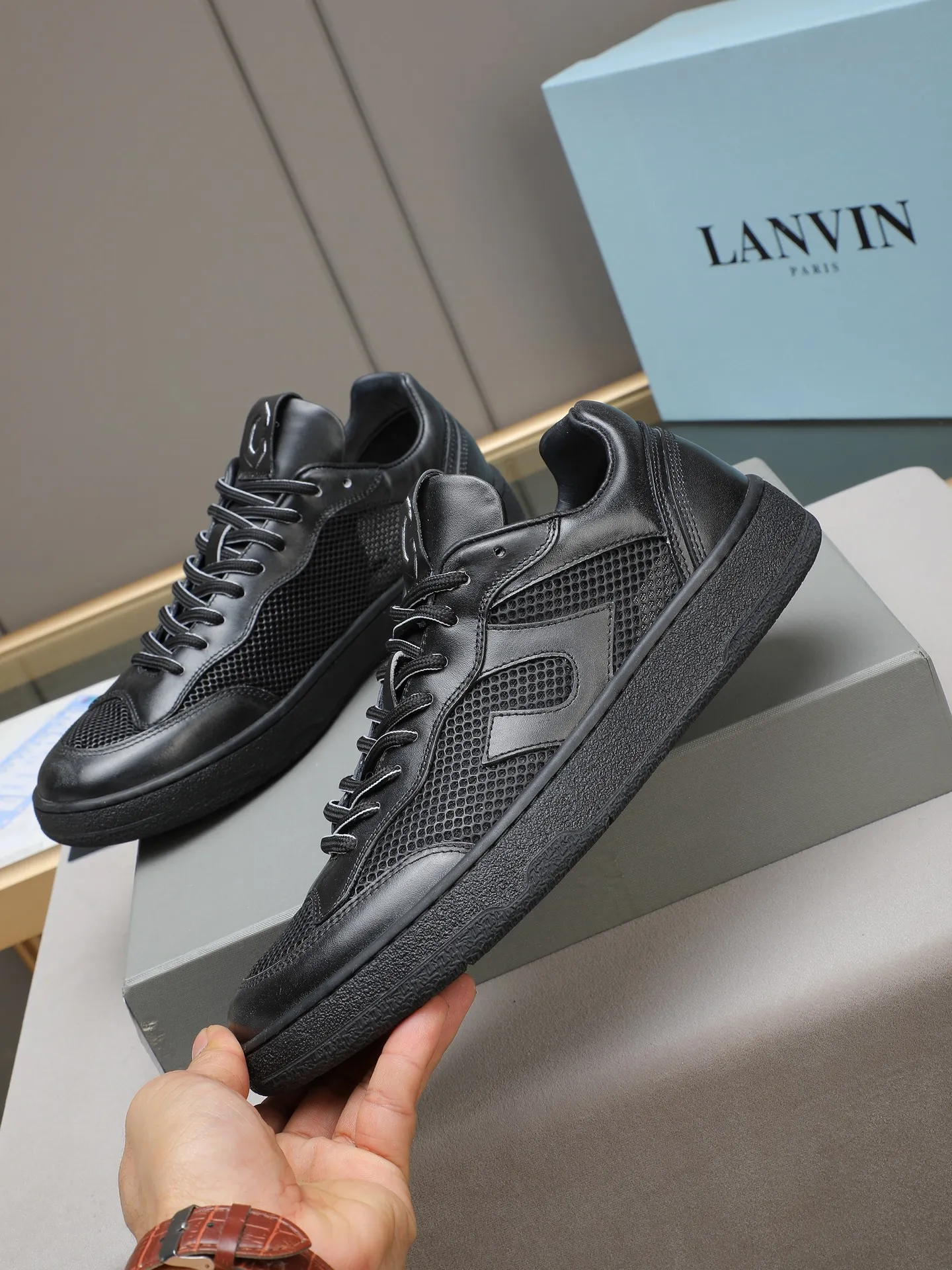 Men's shoes 💰640 [LANVIN] The latest fashionable item! High quality CLAY series‼ ️ The latest trendy products of the season 🌈Many bloggers have planted grass and purchased the original open-mold customization. The upper and outsole are sewn with mark threads without edge sealing. Multiple material splicing combination design. Very versatile for fashionable and casual wear. Comfortable on the feet. Self-recommended. Upper cowhide + cow suede + breathable mesh lining. Foot-padding cowhide. Exclusive original open-mold clear logo rubber outsole ⚠️38-44 (customized for 45)